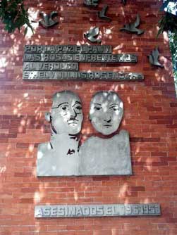 Plaque to Ethel and Julius Rosenberg, "For the peace, the bread and the roses, we face the executioner"